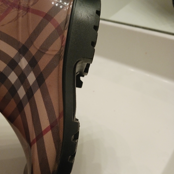 Burberry women's rain boots. - Picture 5 of 12